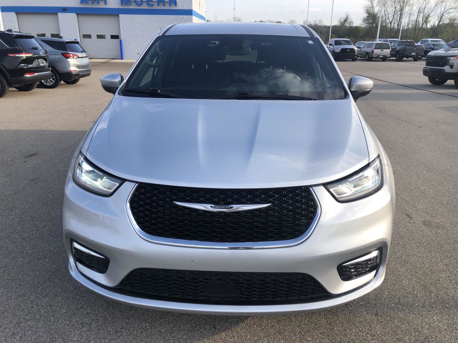 Used 2023 Chrysler Pacifica Touring FWD image 11