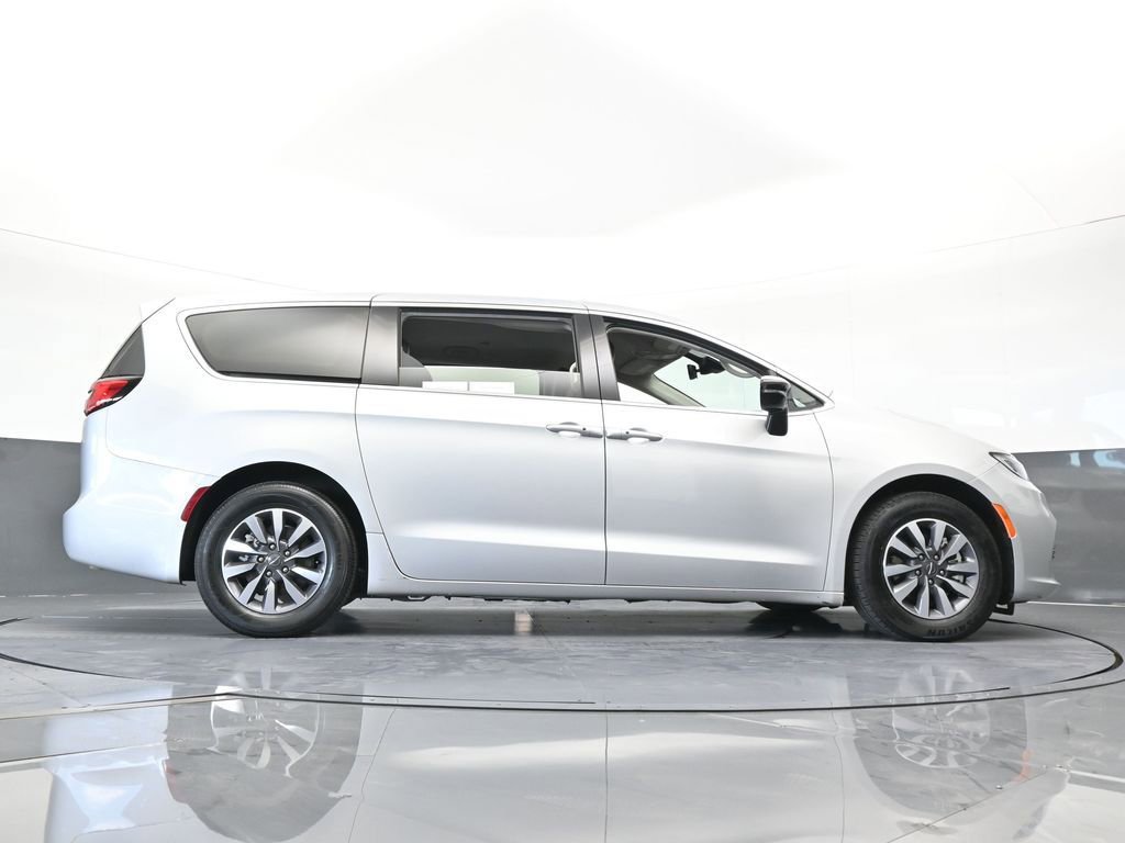Used 2024 Chrysler Pacifica Select image 66