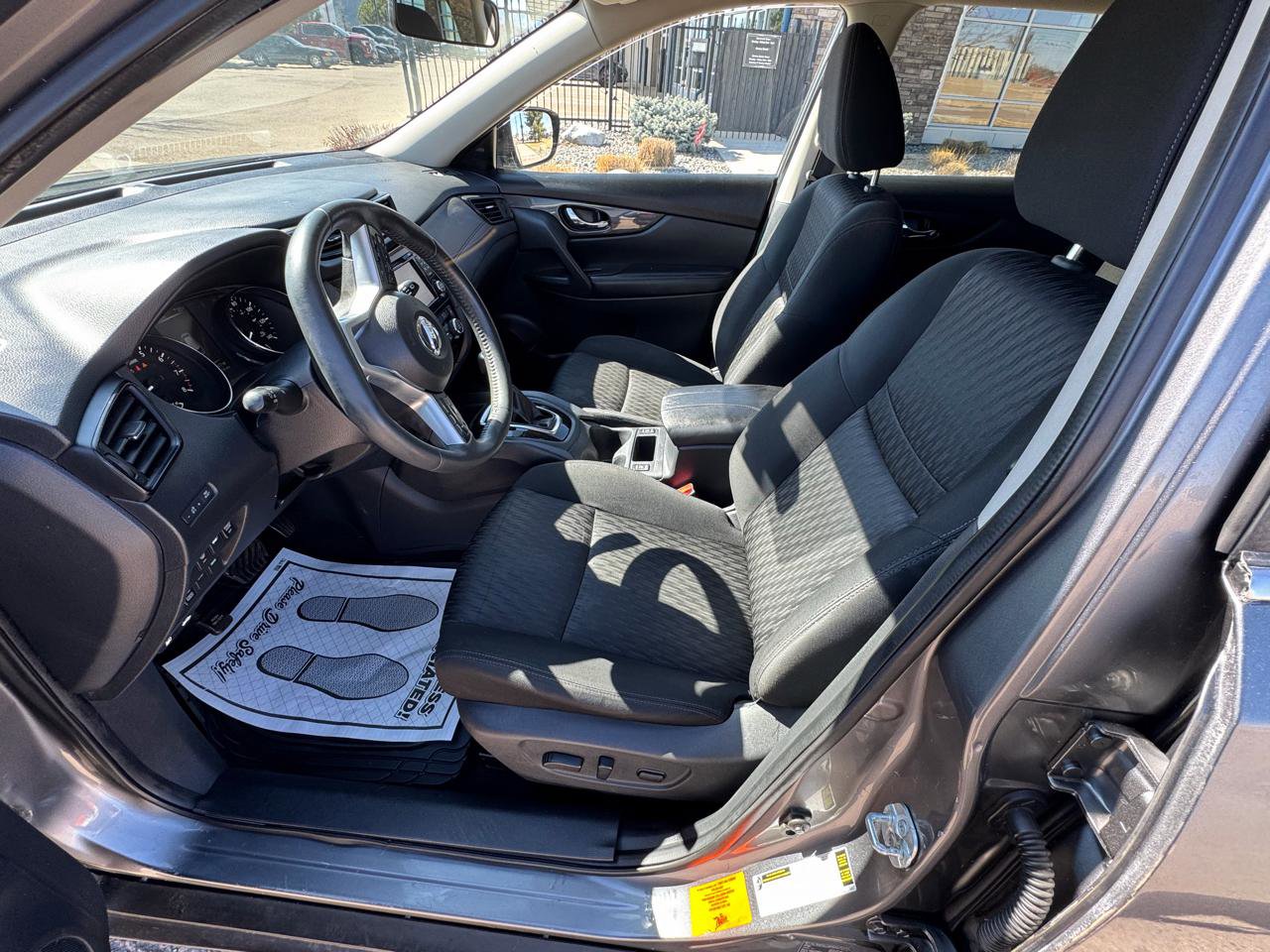 Used 2017 Nissan Rogue SV w/ SV Premium Package image 7