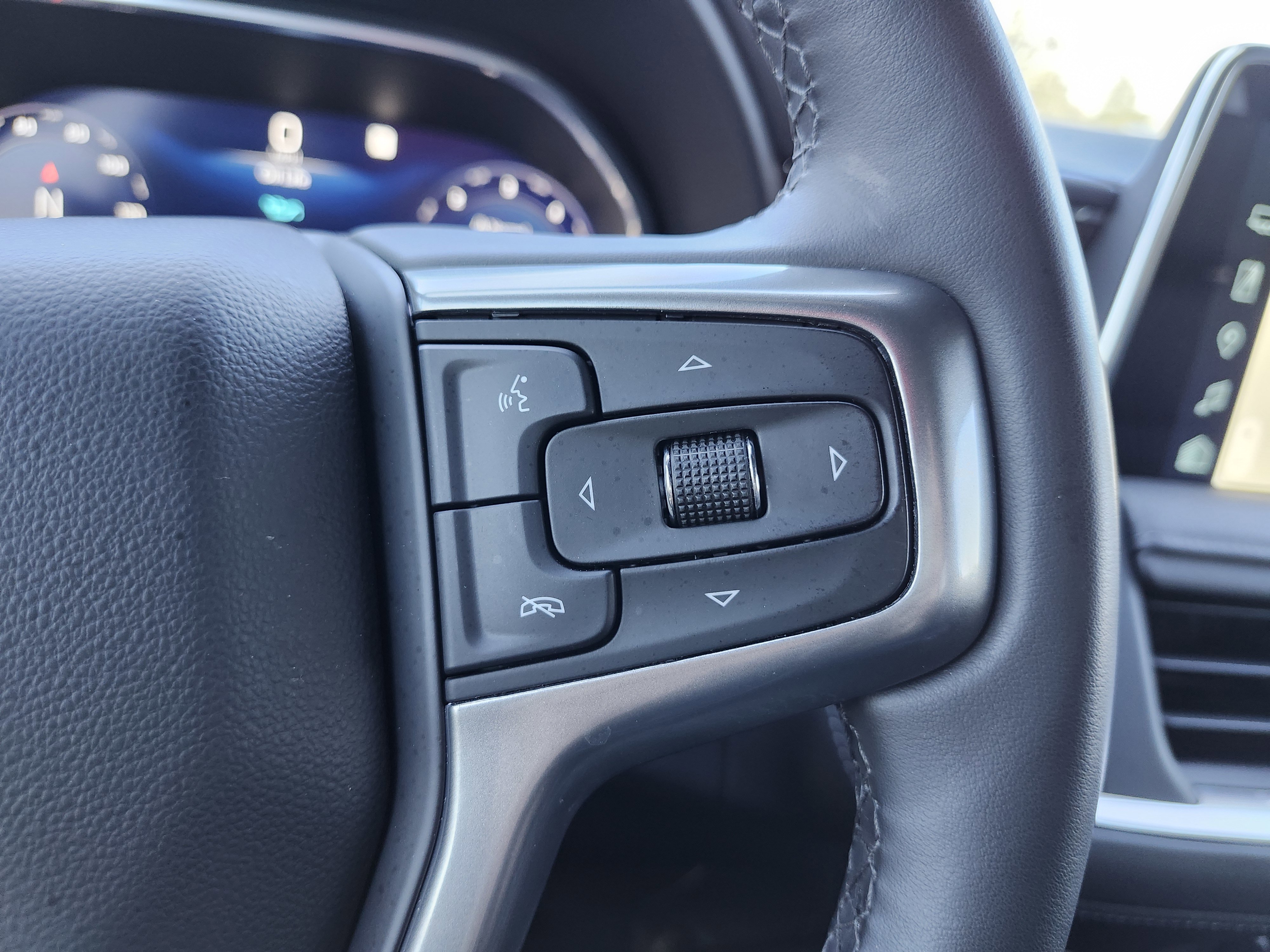 Used 2023 Chevrolet Suburban Z71 w/ Luxury Package image 38