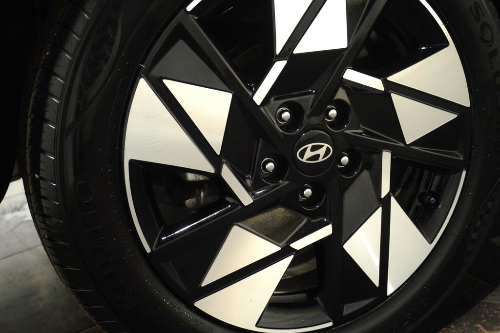 Used 2024 Hyundai Kona SEL image 9