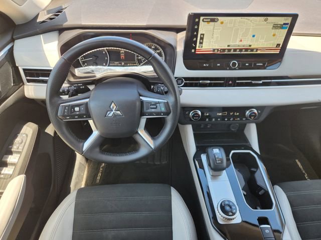 Used 2025 Mitsubishi Outlander SE image 27