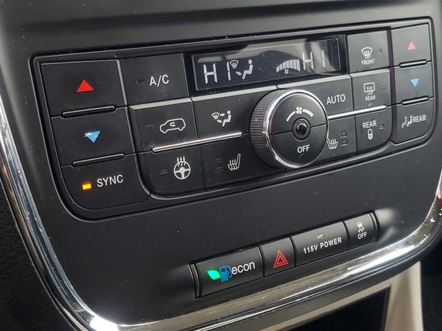 Used 2014 Chrysler Town & Country Touring-L image 27