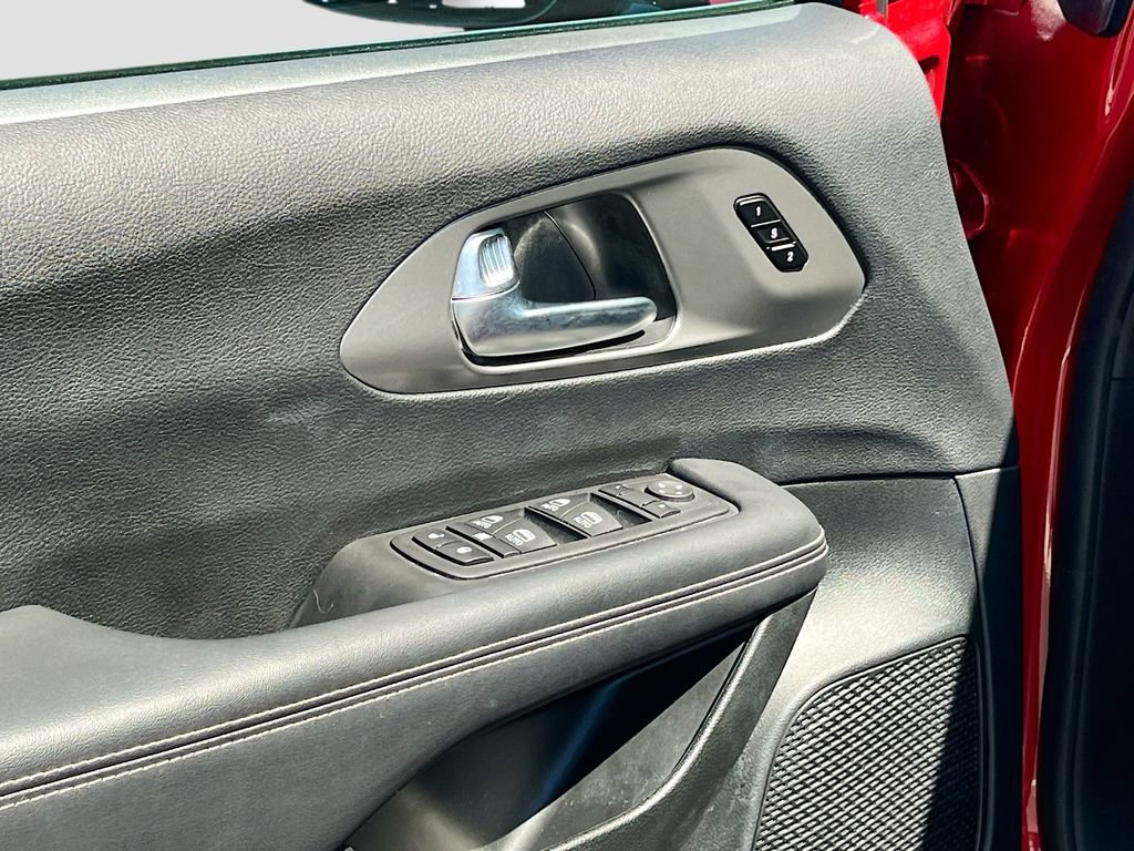 Certified 2025 Chrysler Pacifica Select image 17