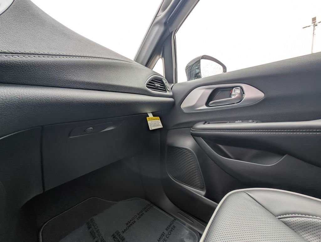 New 2026 Chrysler Pacifica Limited w/ Trailer Tow Group image 33