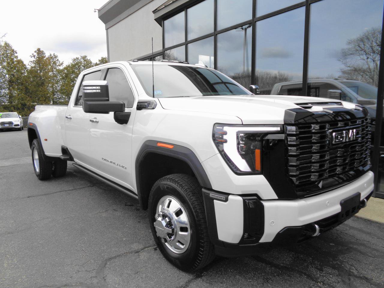 Used 2025 GMC Sierra 3500 Denali Ultimate image 3