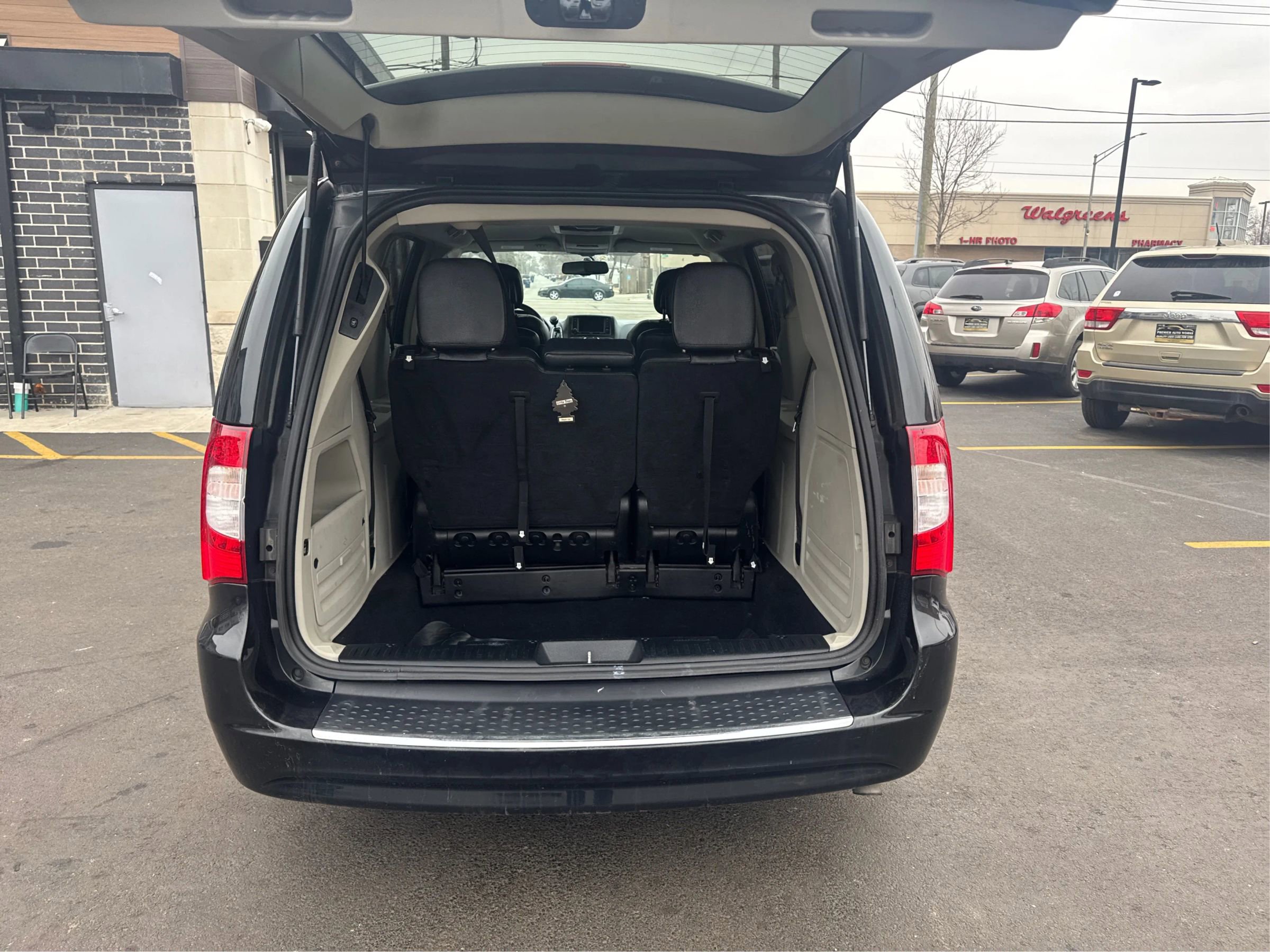 Used 2015 Chrysler Town & Country Touring w/ Driver Convenience Group image 15