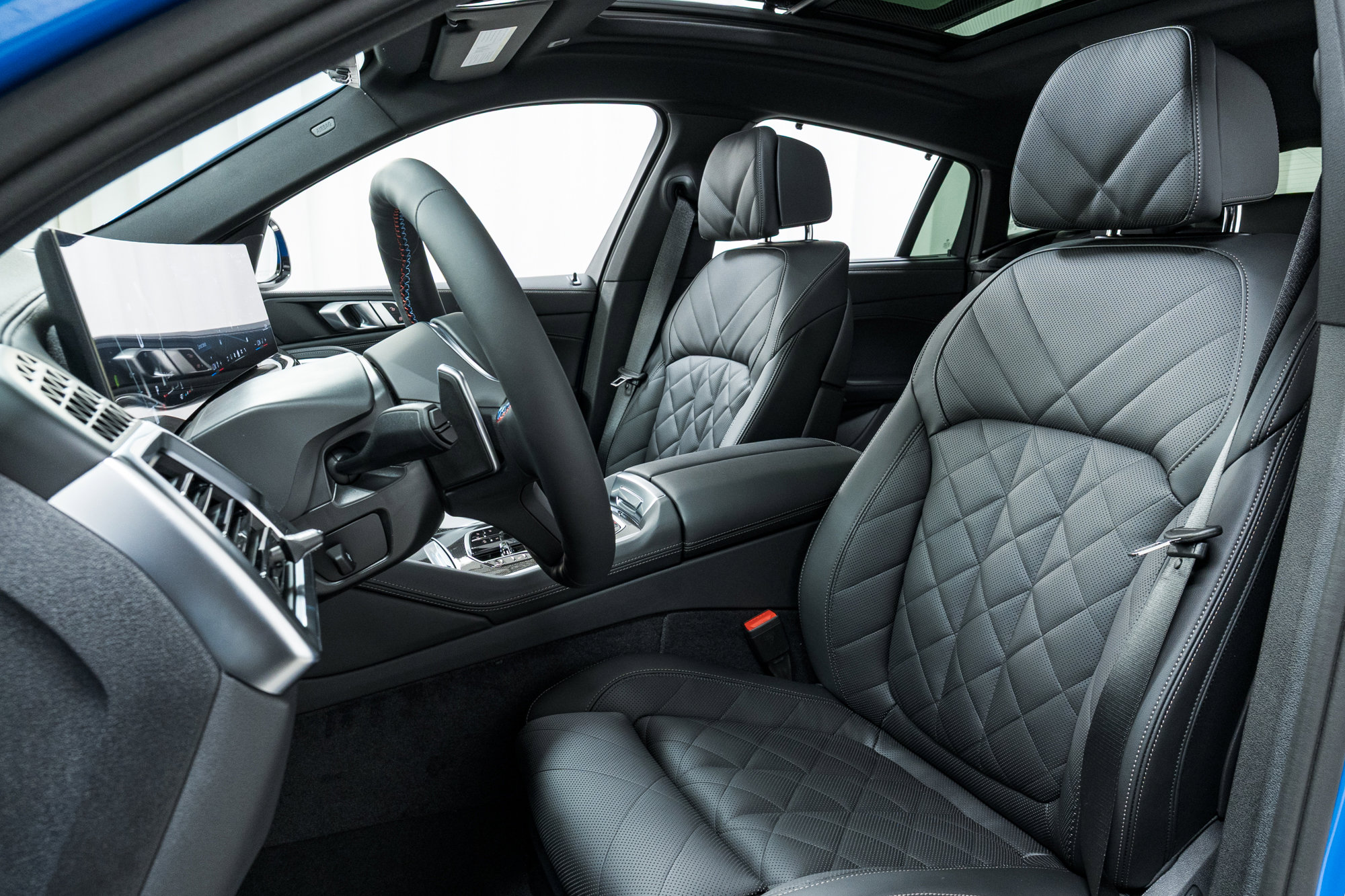 Used 2025 BMW X6 M60i w/ Executive Package image 14