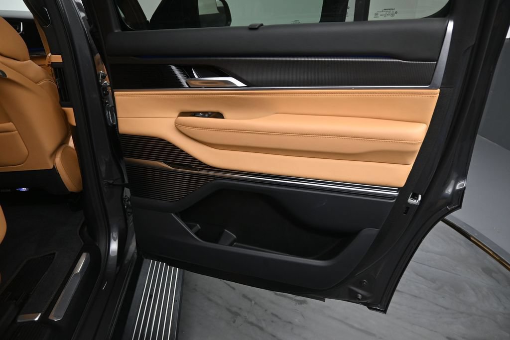Used 2025 Jeep Grand Wagoneer Series III w/ Rear Seat Video Group 1 AWD/4WD image 15