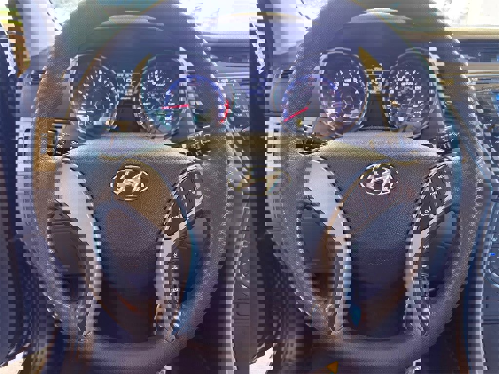 Used 2015 Hyundai Elantra SE image 12