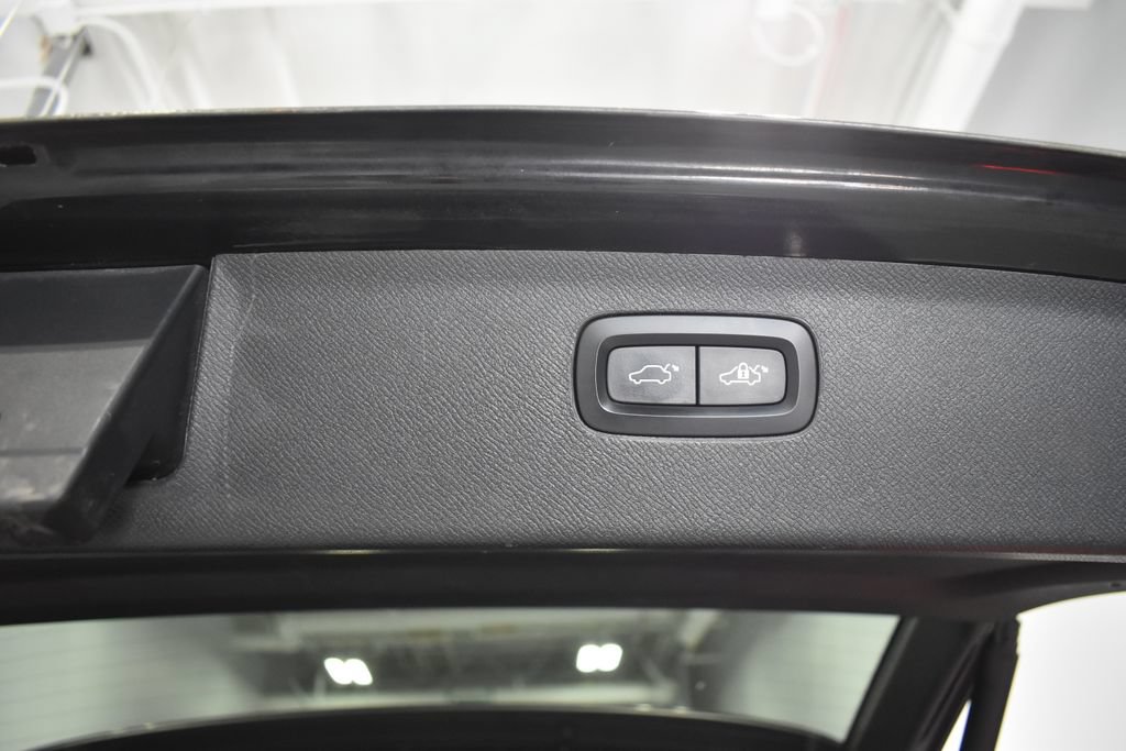 Used 2016 Volvo XC90 T6 Momentum w/ Momentum Plus Package AWD/4WD image 29