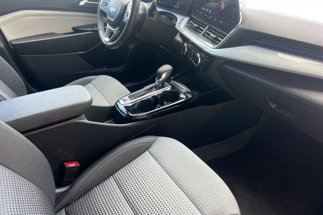 Used 2025 Chevrolet Trax LT w/ LT Convenience Package image 19