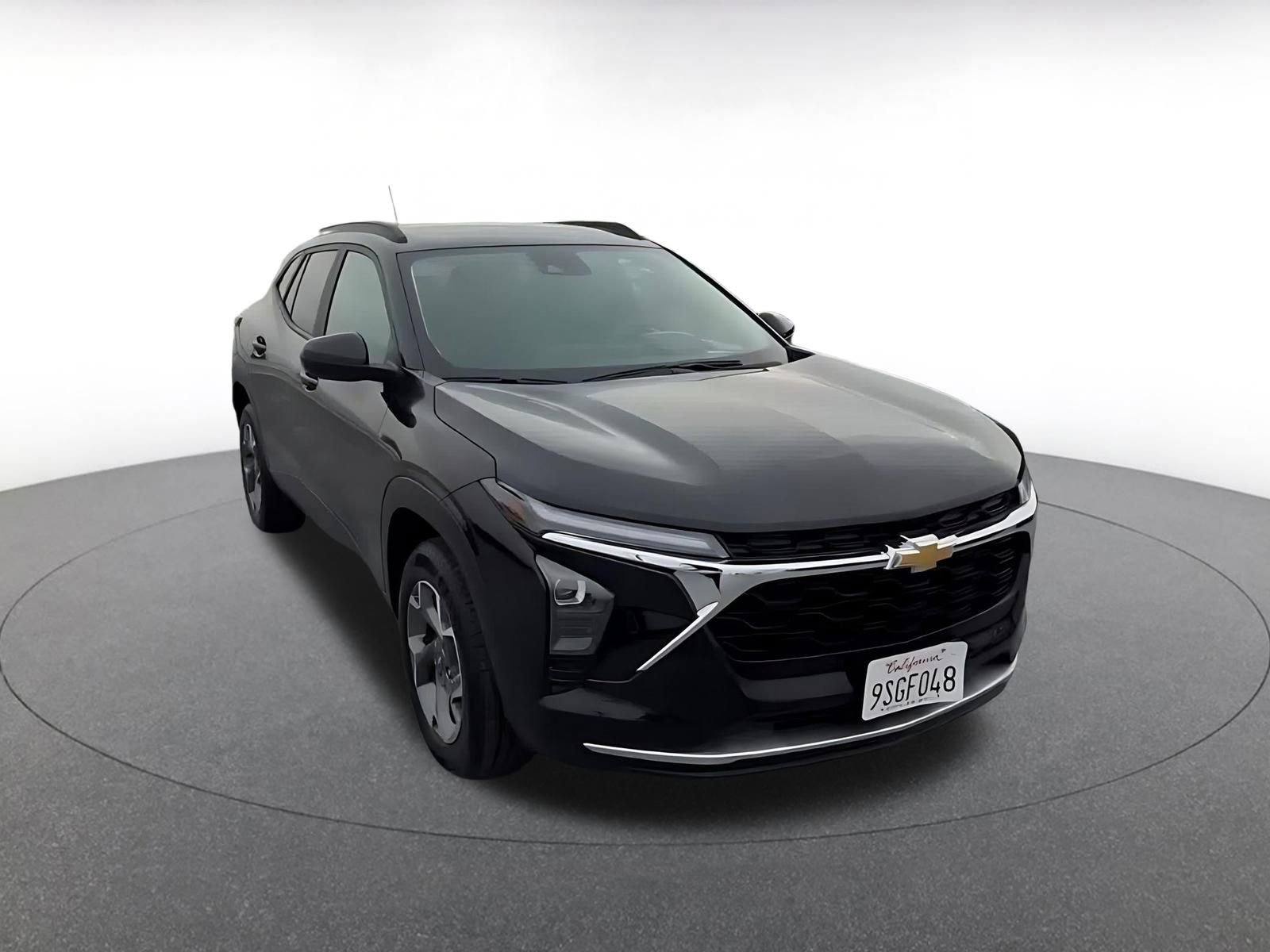 Used 2025 Chevrolet Trax LT image 2