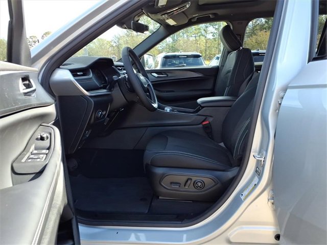 New 2025 Jeep Grand Cherokee L Laredo image 13