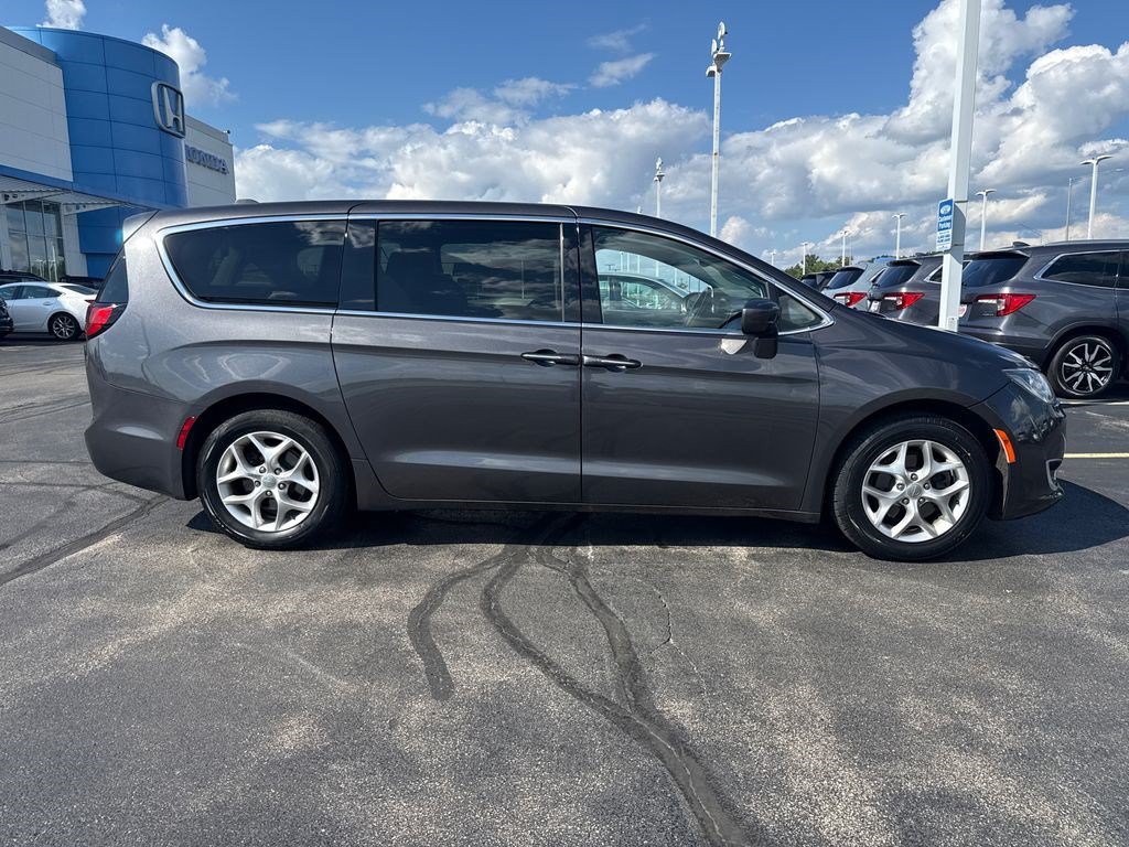 Used 2019 Chrysler Pacifica Touring Plus w/ Tire & Wheel Group FWD image 4