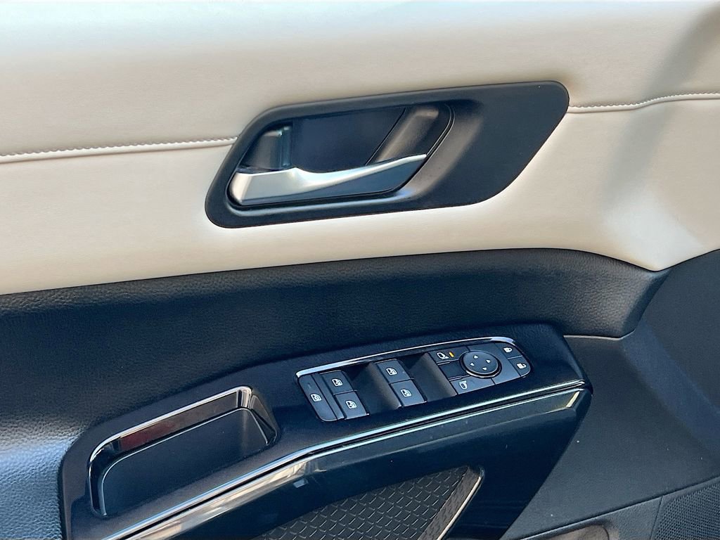 Used 2022 Nissan Pathfinder SV w/ SV Black Package image 14