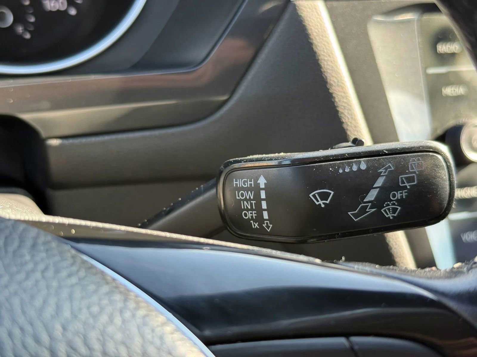 Used 2018 Volkswagen Tiguan SE image 28