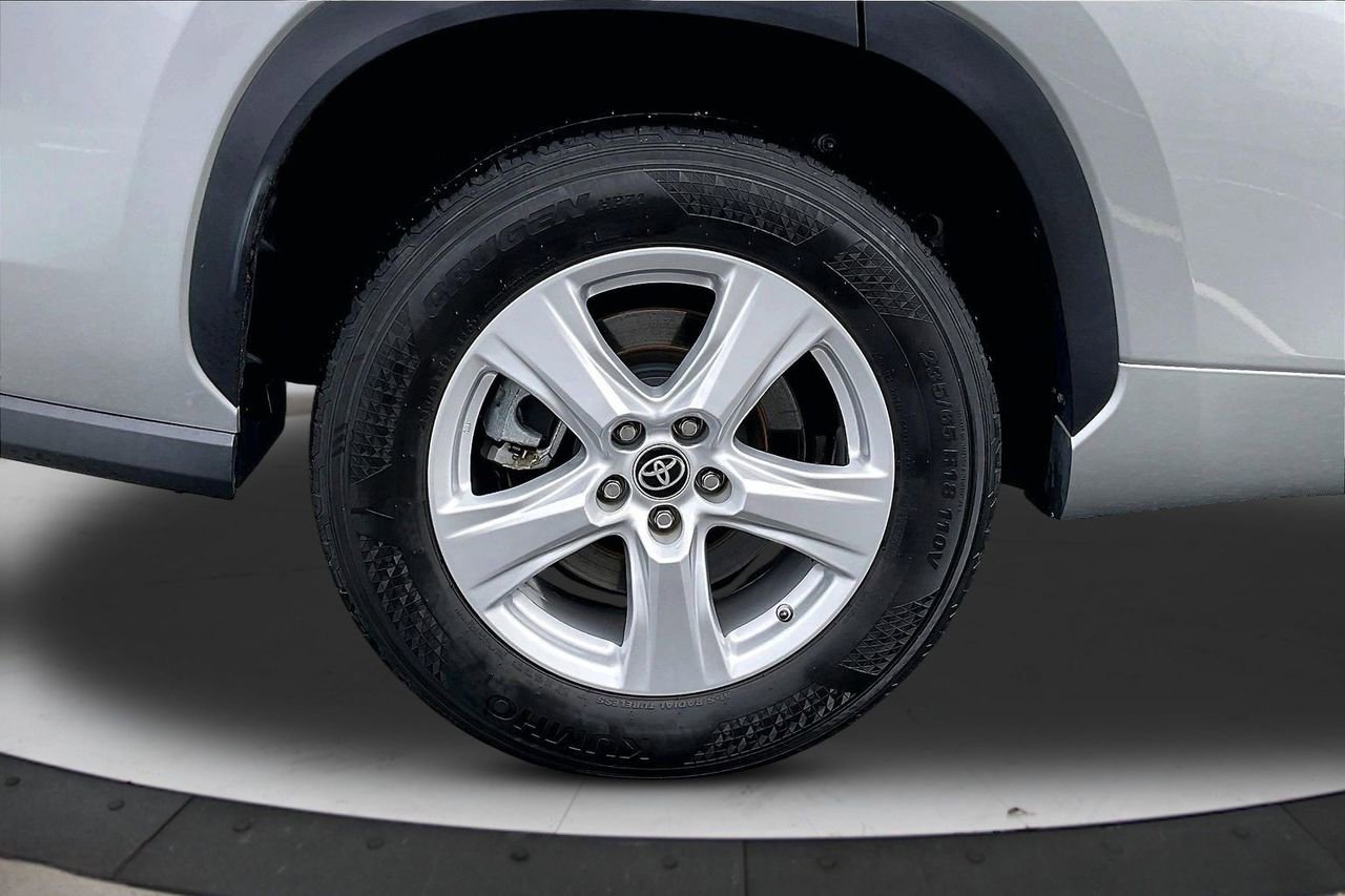 Used 2023 Toyota Highlander L image 35