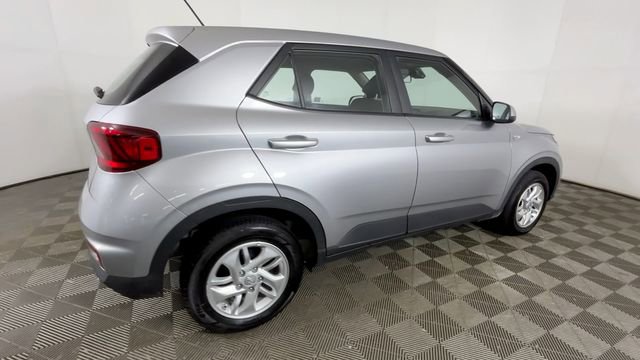 Used 2025 Hyundai Venue SE FWD image 4