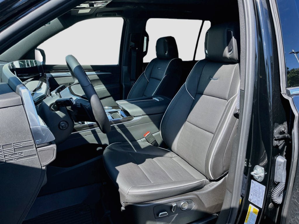 New 2026 Cadillac Escalade ESV Luxury w/ LPO, Radiant Package AWD/4WD image 15