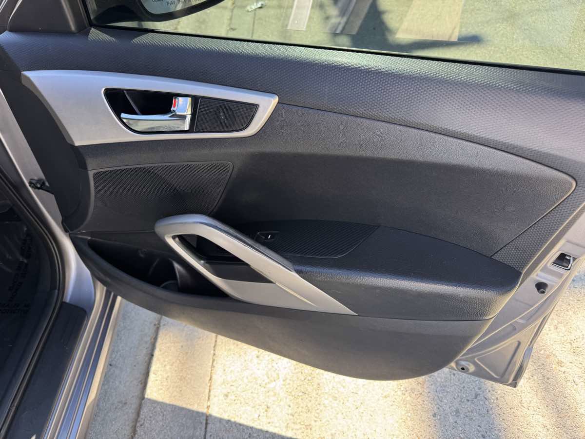 Used 2017 Hyundai Veloster image 15