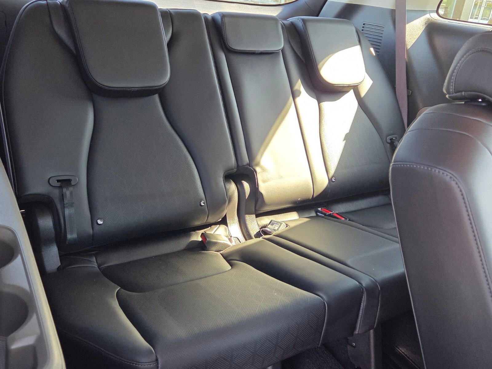 Used 2025 Kia Carnival EX image 17