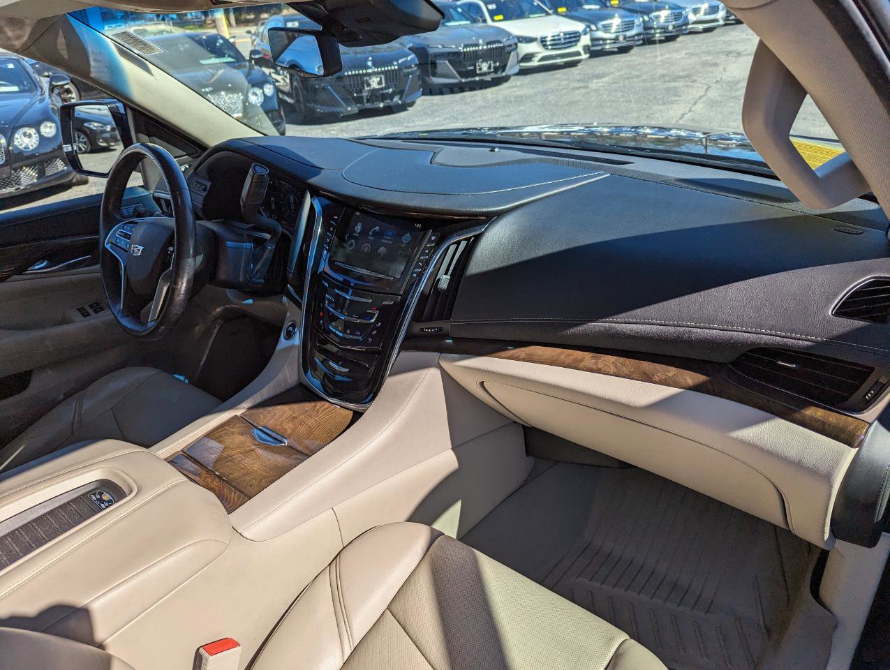 Used 2019 Cadillac Escalade Luxury w/ LPO, Radiant Package image 31