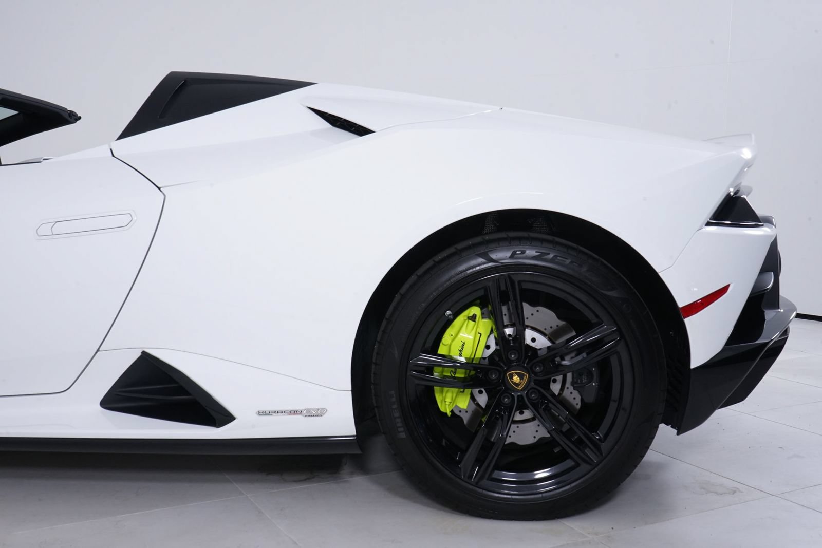 Used 2020 Lamborghini Huracan EVO RWD image 13