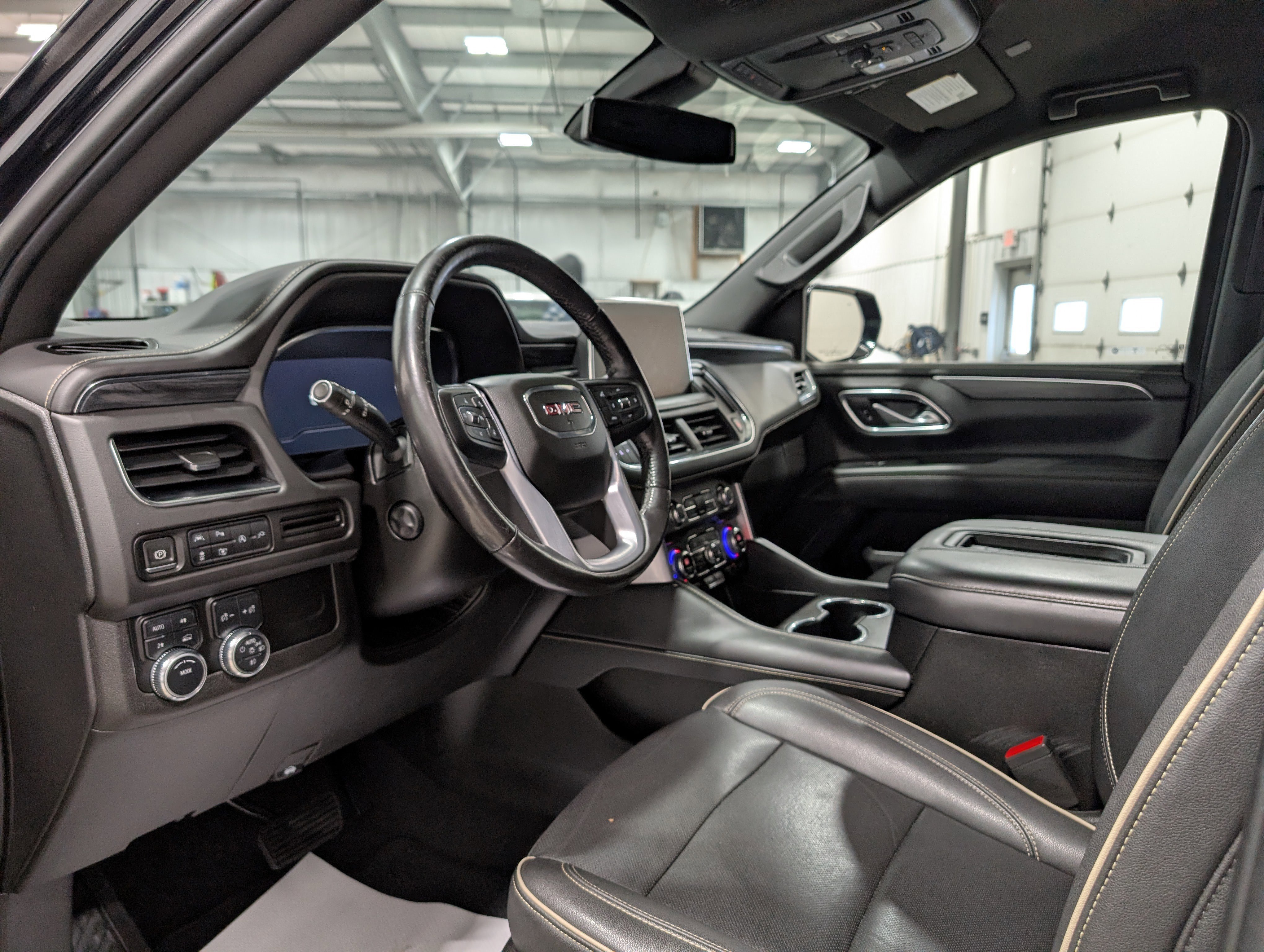 Used 2022 GMC Yukon XL SLT w/ SLT Luxury Package image 15