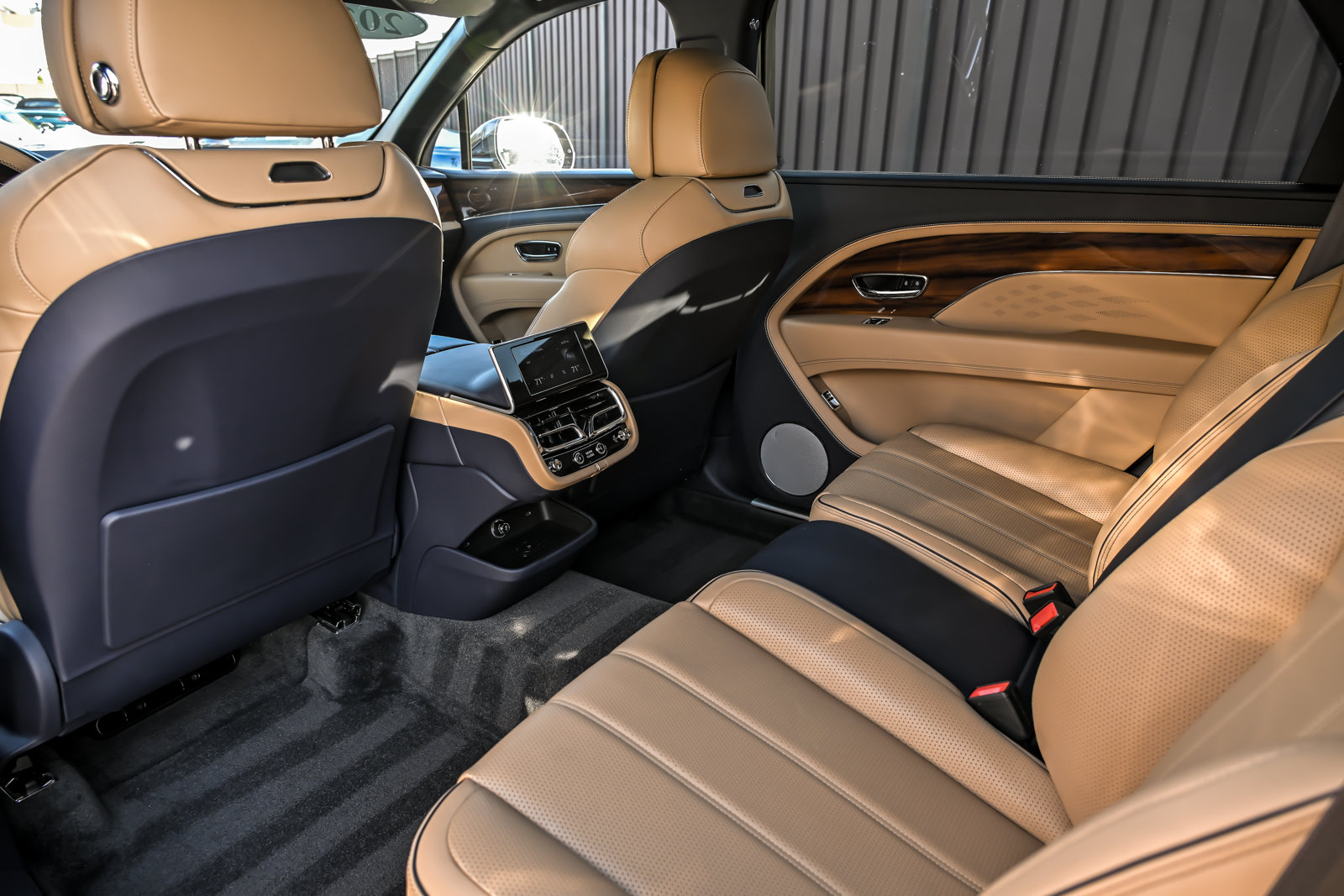 Certified 2023 Bentley Bentayga Extended Wheelbase AWD/4WD image 32