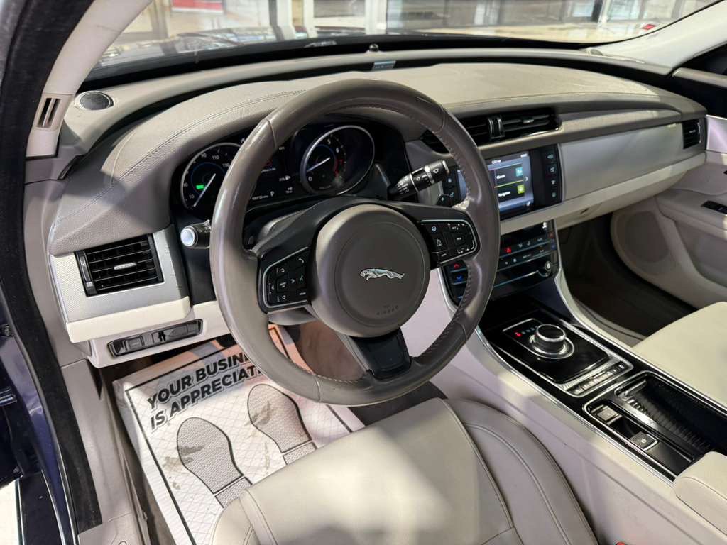Used 2018 Jaguar XF Premium AWD/4WD image 31