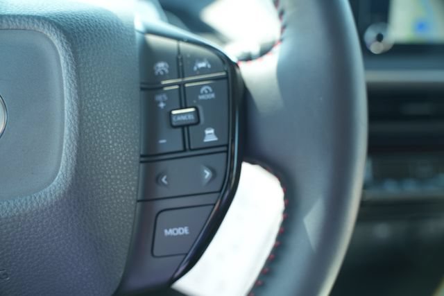 Used 2025 Toyota Prius Plug-In Hybrid FWD image 31