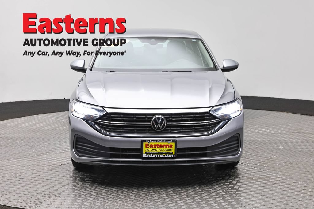 Used 2024 Volkswagen Jetta SE FWD image 2