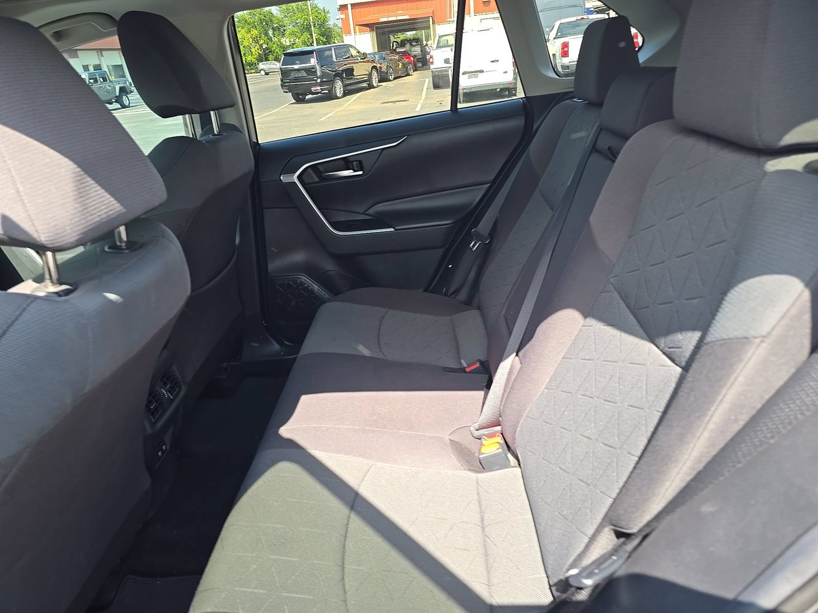 Used 2019 Toyota RAV4 XLE w/ Convenience Package FWD image 4