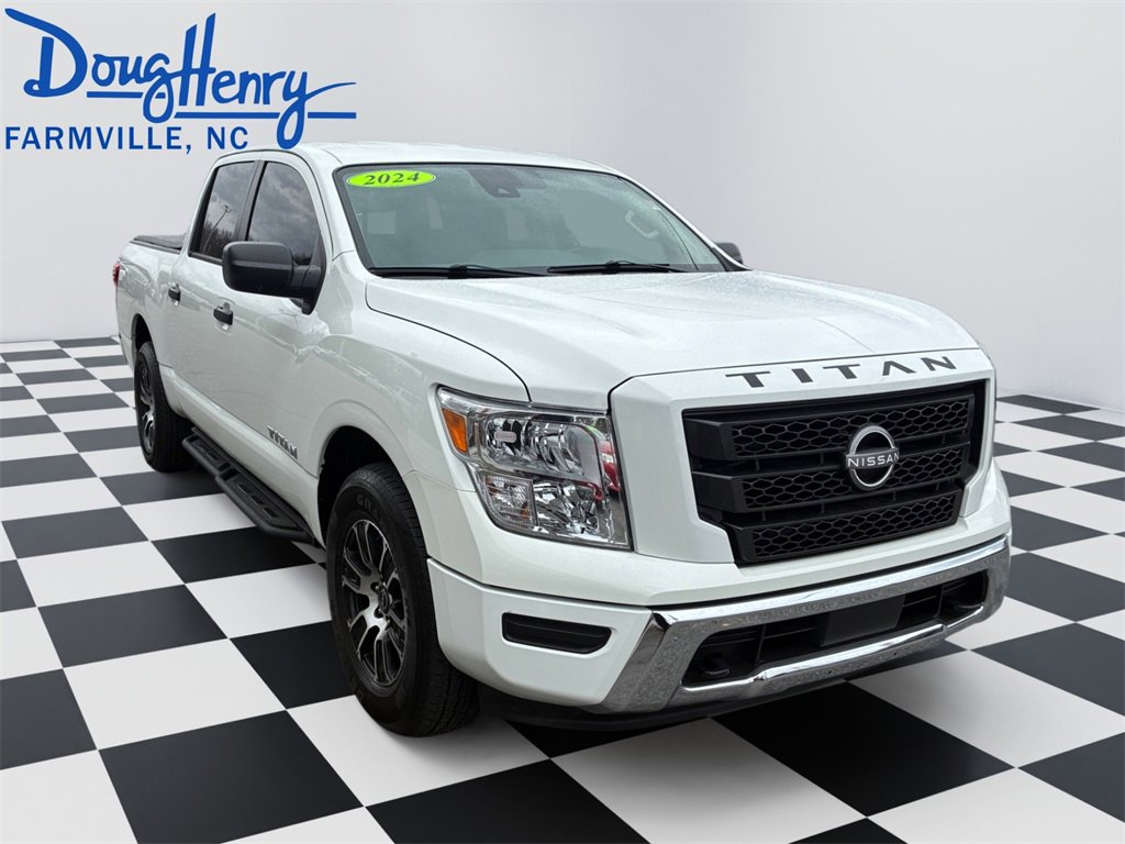 Used 2024 Nissan Titan SV image 7