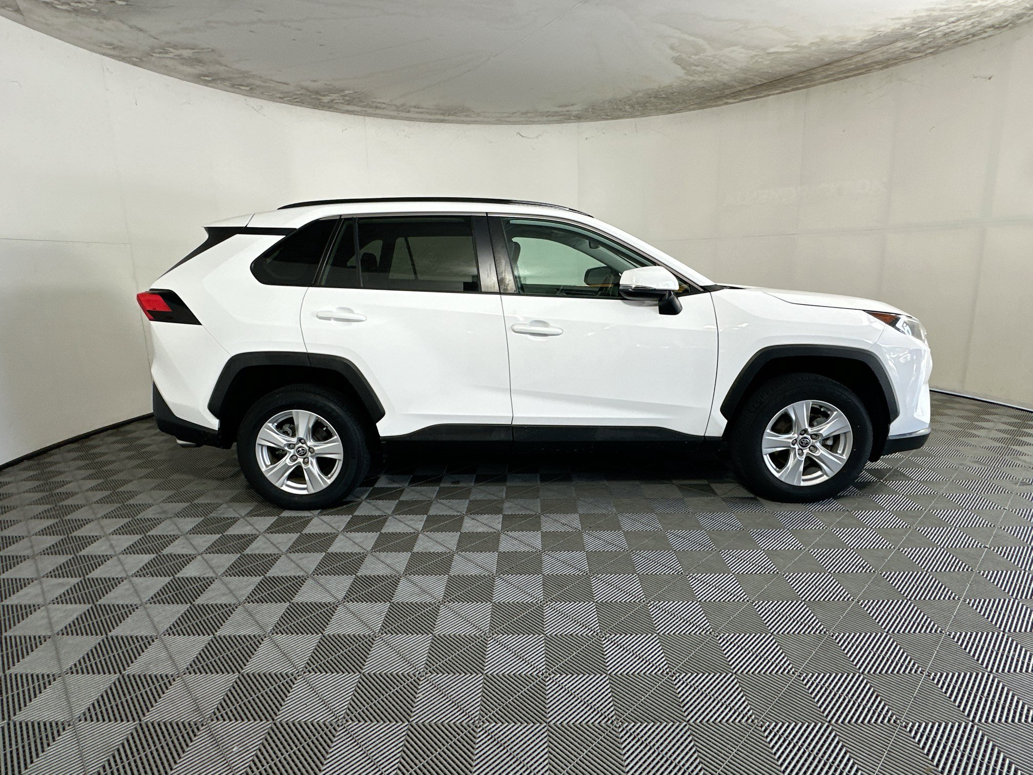 Used 2021 Toyota RAV4 XLE w/ Convenience Package FWD image 2