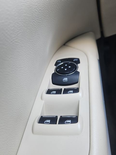 Used 2013 Lincoln MKZ Reserve image 32