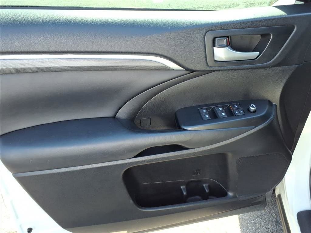 Used 2019 Toyota Highlander SE w/ Nightshade Edition image 21
