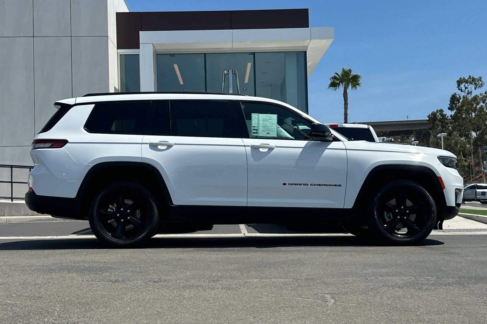 Used 2024 Jeep Grand Cherokee L Limited w/ Black Appearance Package AWD/4WD image 2