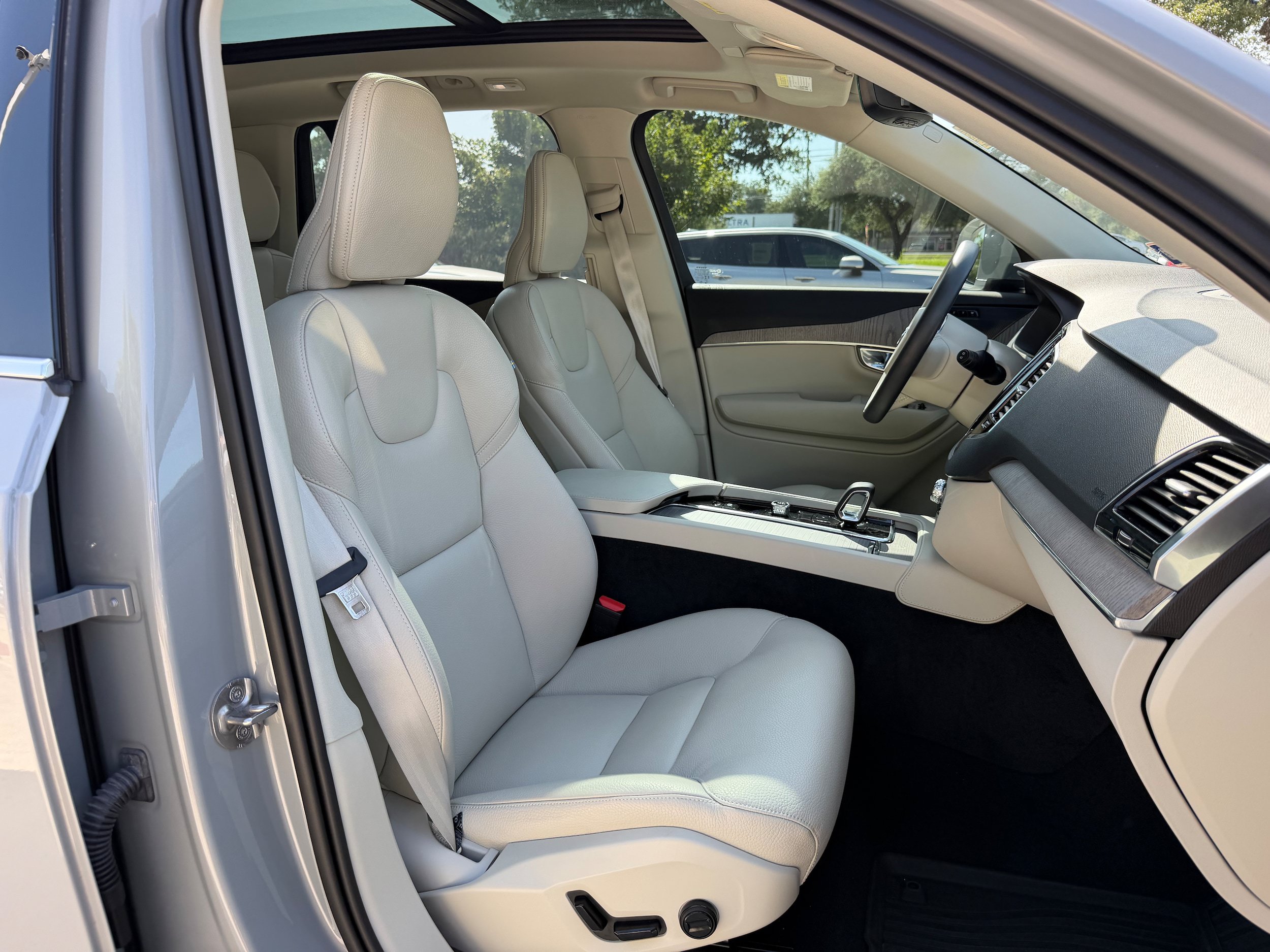 Certified 2025 Volvo XC90 T8 Plus w/ Protection Package Premier AWD/4WD image 10