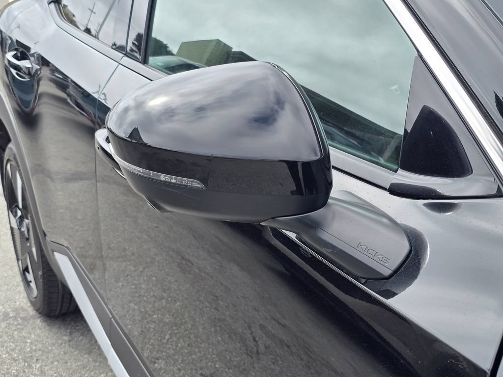 Used 2025 Nissan Kicks SR w/ SR Premium Package FWD image 15