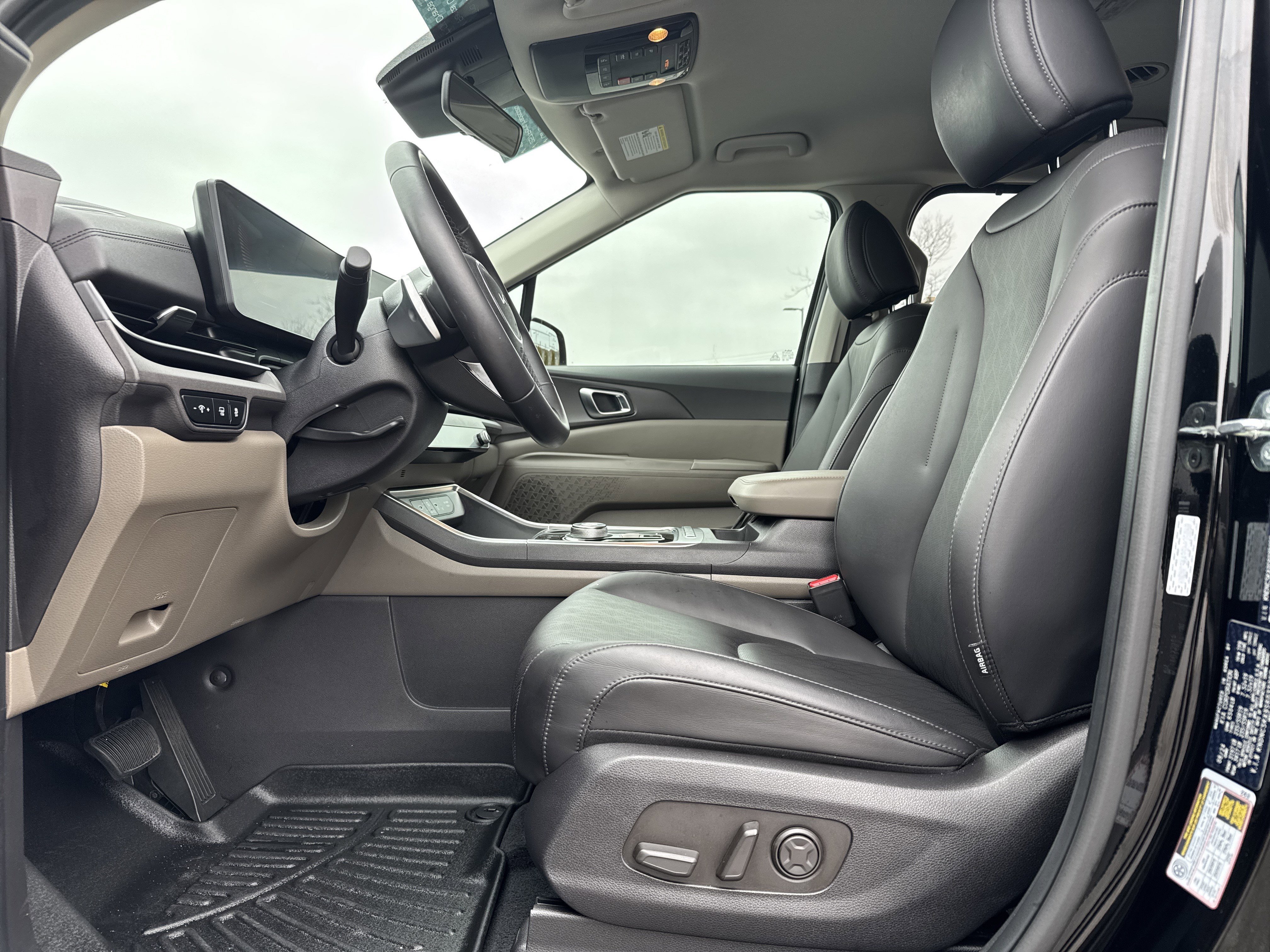 Used 2025 Kia Carnival EX image 16