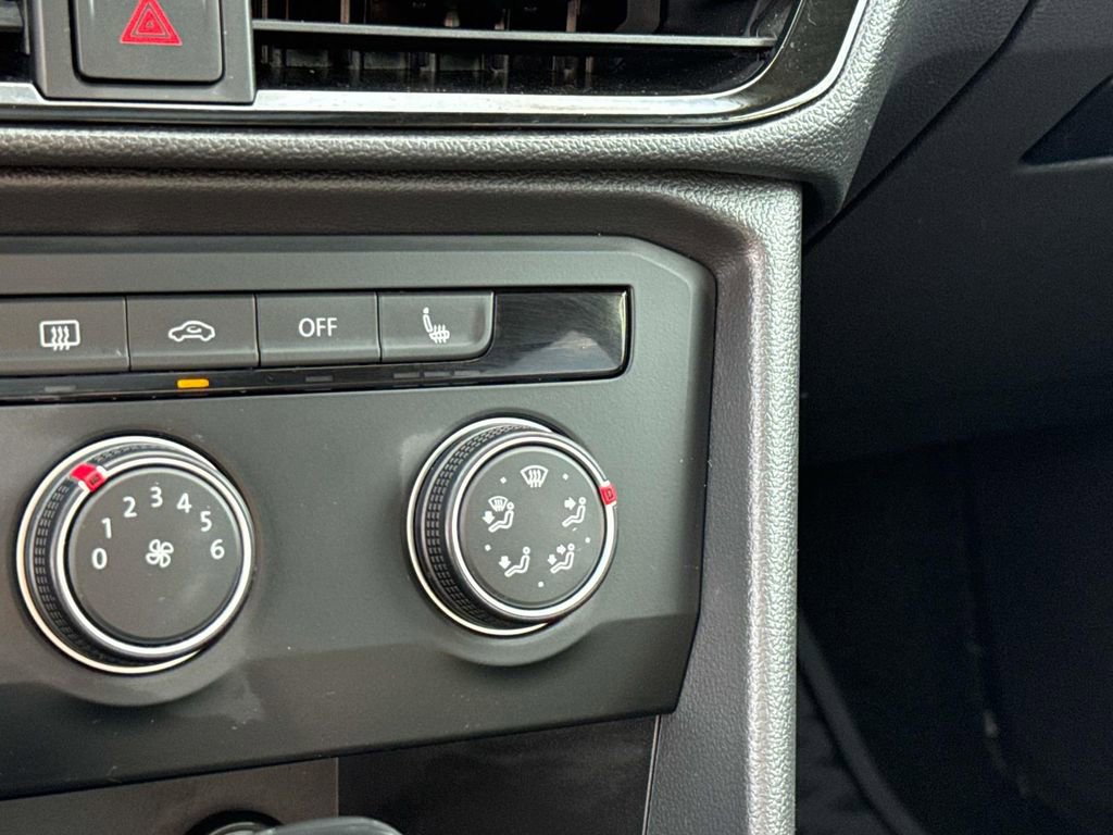 Used 2022 Volkswagen Taos SE w/ Panoramic Sunroof Package FWD image 28