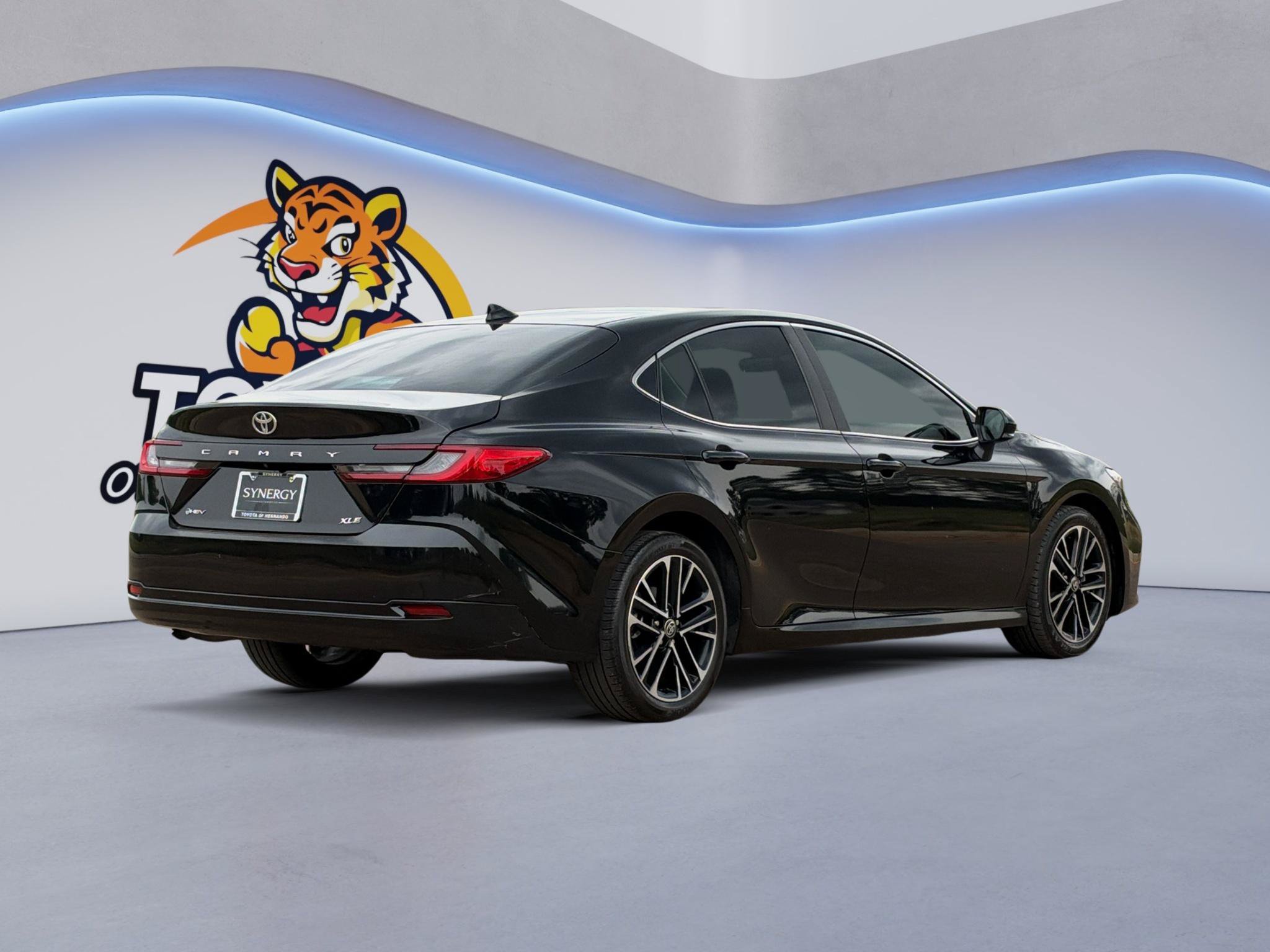 Used 2025 Toyota Camry XLE FWD image 5