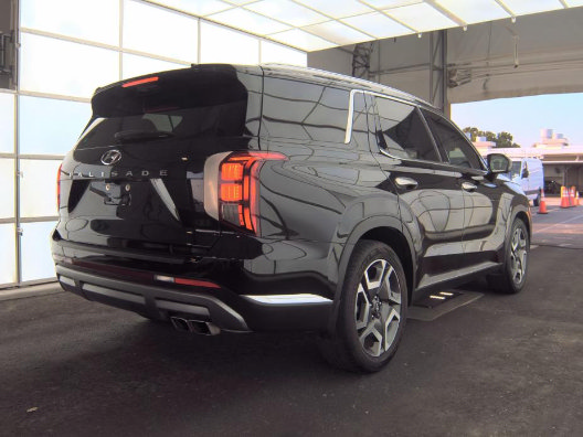 Used 2023 Hyundai Palisade Limited w/ Winter Package FWD image 5