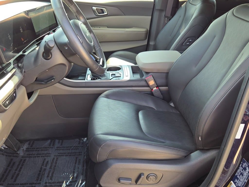 Used 2025 Kia Carnival EX FWD image 27