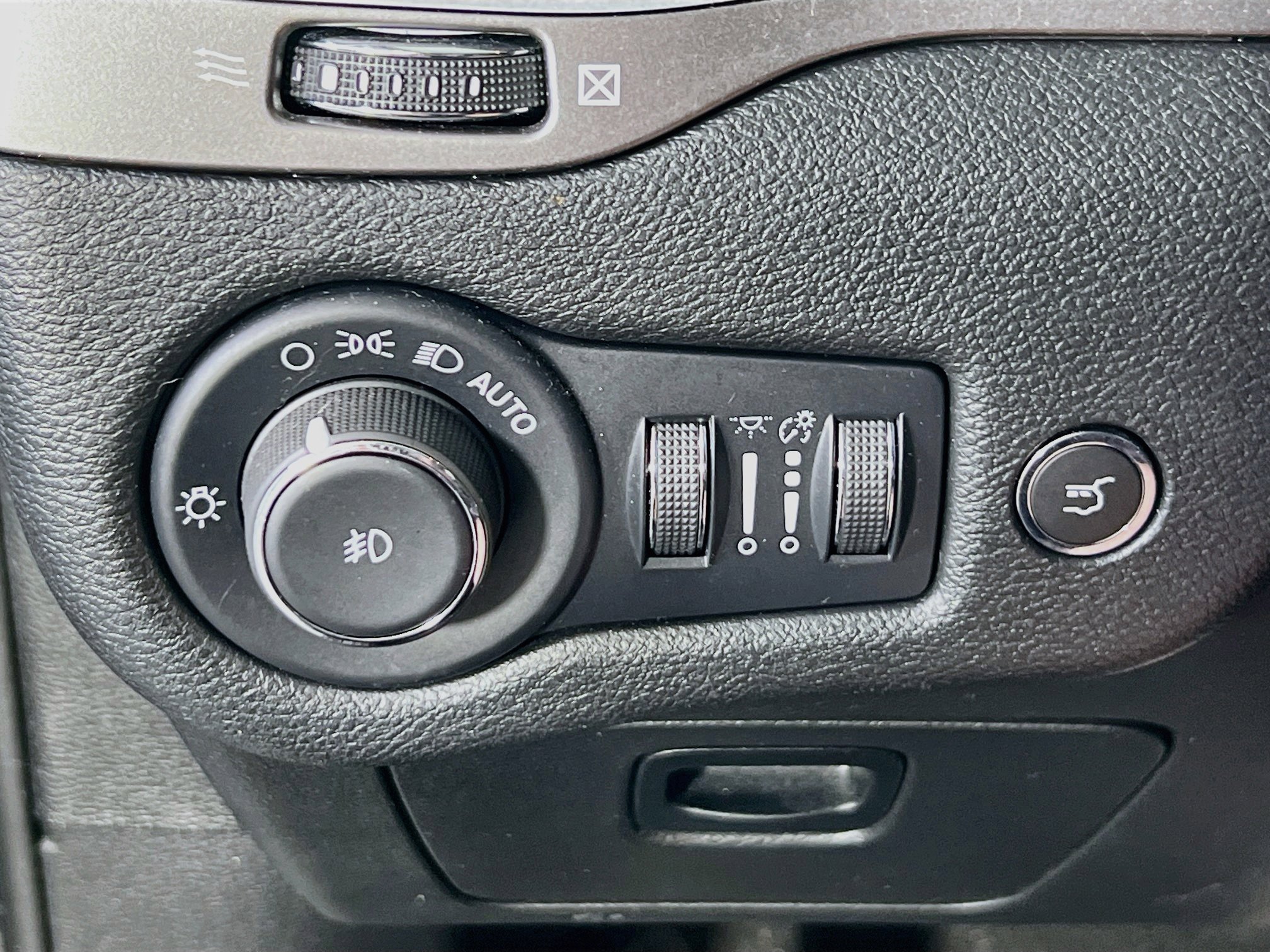 Used 2022 Jeep Cherokee Limited AWD/4WD image 10
