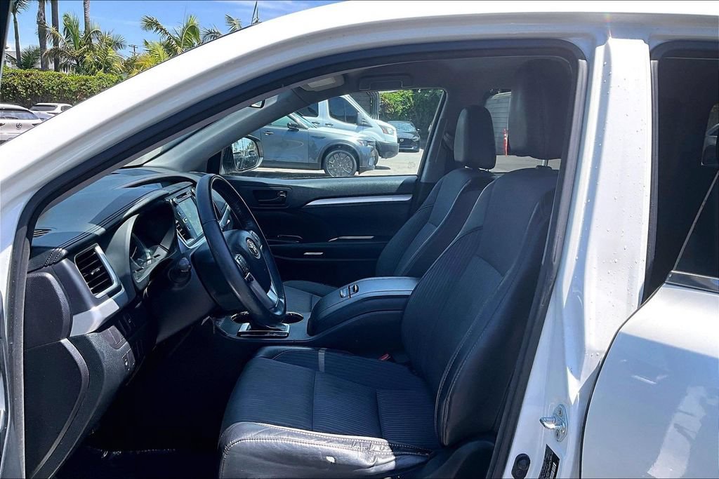 Used 2016 Toyota Highlander Plus w/ Preferred Accessory Package FWD image 14