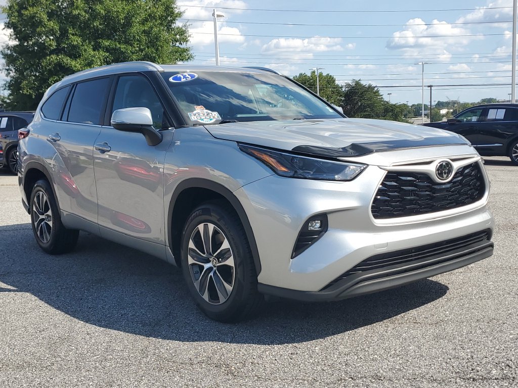 Used 2023 Toyota Highlander XLE FWD image 3