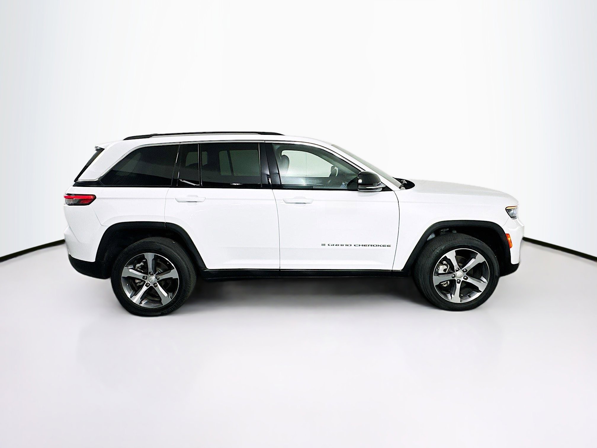 Used 2023 Jeep Grand Cherokee Limited image 10